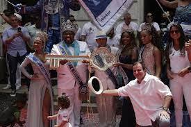 El Rey Momo, acompañado por la reina de carnaval y la princesa del carnaval, posa con la llave de la ciudad y el alcalde de Rio 