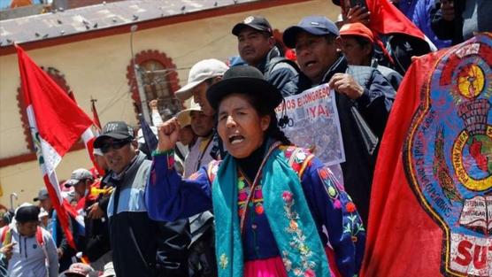 Miles de peruanos toman carreteras y se dirigen a Lima