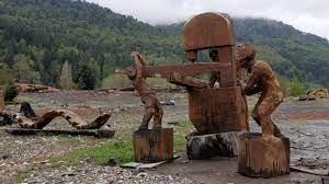 Esculturas construidas por trabajadores de la ex forestal Neltume Carranco, en la Reserva Biológica de Huilo Huilo, en Los Rios