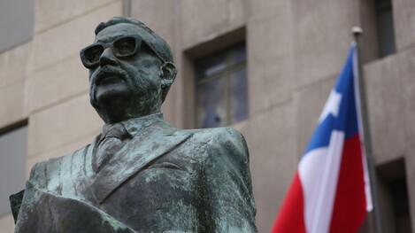 Estatua de Salvador Allende en la capital chilena. (foto: ANSA)