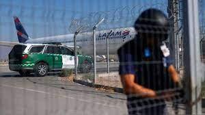 Un policía custodia el ingreso al aeropuerto internacional de Santiago de Chile