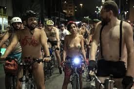 Manifestantes desnudos sobre bicicletas
