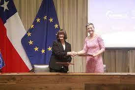 La representante de la UE Margrethe Vestager, junto a la rectora de la Universidad de Chile, Rosa Devés