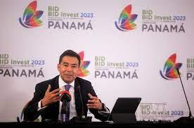 El economista jefe del Banco Interamericano de Desarrollo (BID), Eric Parrado, habla en una rueda de prensa  ayer