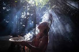 El líder indígena de la etnia Pataxó, Ytapoã Aguiar, participa en una ceremonia de purificación