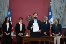 Boric presionado aprueba iniciativa de los poderosos