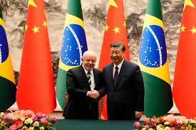 Lula le da la mano al presidente de China, Xi Jinping, después de una ceremonia de firma celebrada en el Gran Palacio del Pueblo