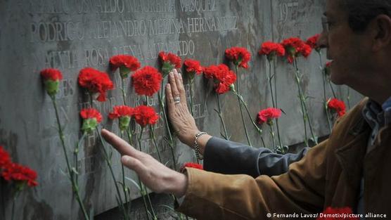 Placa recordatoria con los nombres de personas detenidas desaparecidas y asesinadas durante la dictadura de Augusto Pinochet 