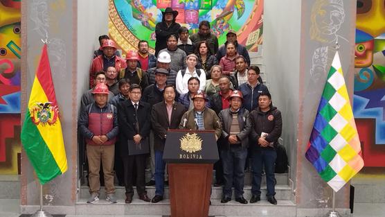  Arce junto a los dirigentes de la COB en conferencia de prensa. Foto: Gonzalo Jallasi.