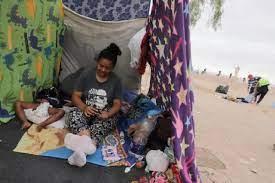 Una migrante venezolana se sienta junto a su hijo pequeño en Arica, en la frontera entre Chile y Perú,