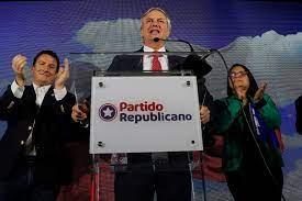 El ex candidato presidencial chileno y fundador del Partido Republicano de extrema derecha, José Antonio Kast (C).AFP