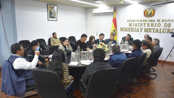 El ministro de Minería, Ramiro Villavicencio, con una comisión especial del Banco Eximbank de China. Foto MMM