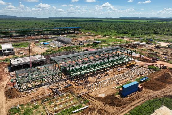 La construcción de la Planta Siderúrgica del Mutún en Puerto Suárez. 