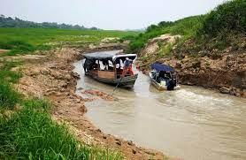 Barcos navegan por un río en Carauari, Brasil,