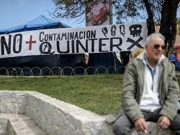 Un residente de Quintero, en la chilena región de Valparaíso, se manifiesta contra la contaminación que afecta a la zona