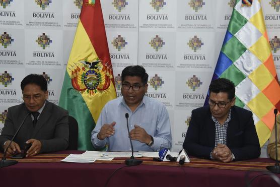 El ministro de Desarrollo Productivo y Economía Plural, Néstor Huanca, en conferencia de prensa.