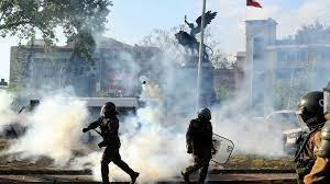 Fotografía de archivo fechada el 18 de octubre de 2022 que muestra a carabineros mientras se enfrentan a manifestantes 