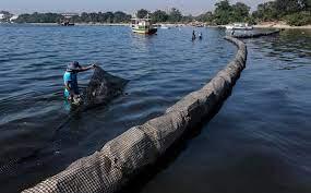 Barrera de contención de 200 metros de extensión hoy, en una playa de la bahía de Guanabara en Río de Janeiro.EFEAntonio Lacerda