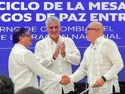 Petro y el líder de la guerrilla del ELN, Antonio García, se estrechan las manos, ante el presidente de Cuba Miguel Díaz-Canel