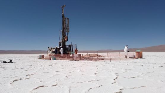 Trabajos de exploración en el salar de Coipasa. Foto: YLB.