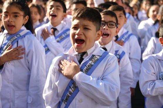 Mil estudiantes juraron fideralidad a la bandera patria