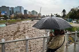 El río Mapoco que cruza Santiago, crecido ayer