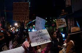 Movilizados en La Paz con carteles "Sacerdote desvergonzado no me toque"