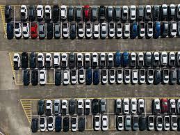 El  patio de la fábrica de autos Volkswagen, con miles de vehículos parados hoy, en la ciudad de São Bernardo do Campo