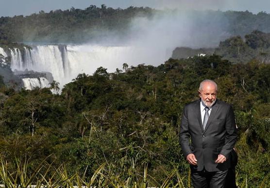 Lula con el fondo de las Cataratas del Iguazú