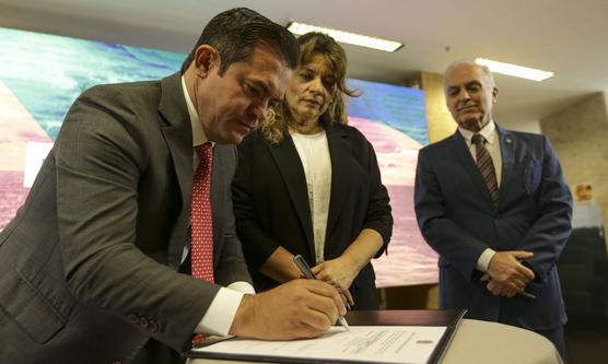 Firma el contrato el secretario ejecutivo del Ministerio de Minas y Energía, Efraín Cruz