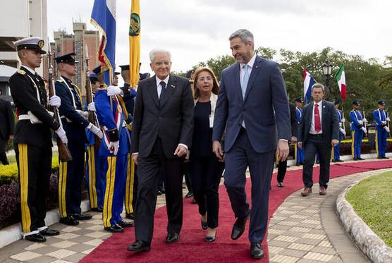 El presidente de Italia, Sergio Mattarella, junto a su par de Paraguay, Mario Abdo Benítez, en Asunción (foto: ANSA)