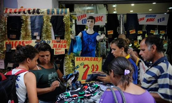 Brasileños provechando las ofertas