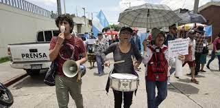 Los manifestantes se reúnen frente a la Fiscalía General de la República en Ciudad de Guatemala el lunes pasado