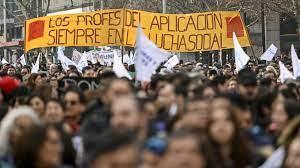 Profesores chilenos participan en una marcha nacional en demanda de mejoras salariales en Santiago-AFP