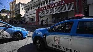 Vehículos de la Policía Militar de Rio de Janeiro frente a un hospital que recibió heridos. © MAURO PIMENTEL / AFP