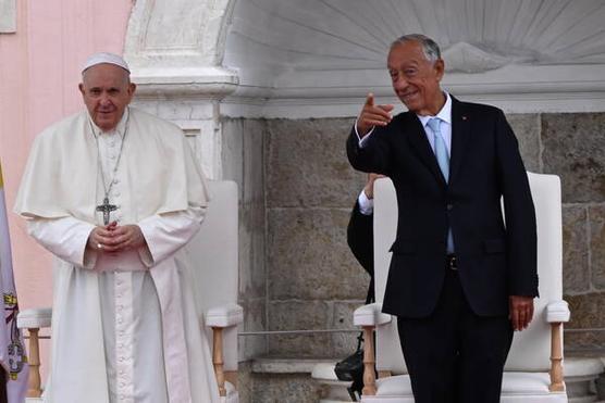 El papa Francisco en Lisboa, junto al presidente de Portugal, Marcelo Rebelo (foto: ANSA)