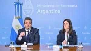 El ministro de Economía, Sergio Massa, junto a la directora ejecutiva de la Anses, Fernanda Raverta.