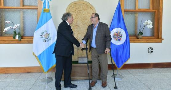 Alejandro Giammattei recibe a Almagro