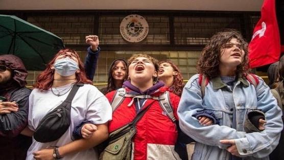 Con una representación simbólica, los estudiantes invitaron a la comunidad educativa a peregrinar para recordar la fecha. 