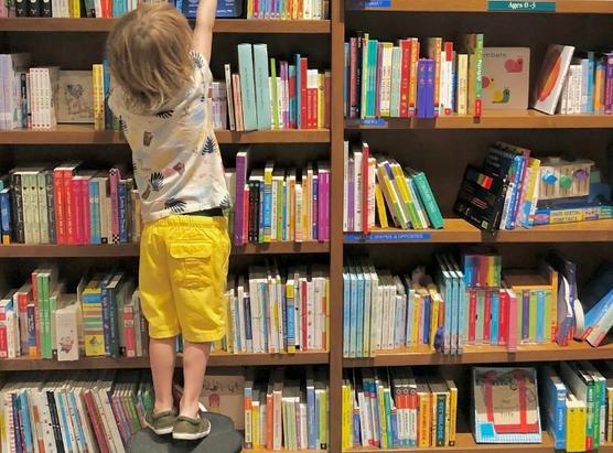 Una nutrida biblioteca es un lugar fascinante para los niños.