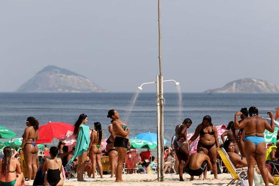 Bañistas se refrescan en la playa de Leme en medio de una fuerte ola de calor que azota Río. Foto - Tânia Rêgo/Agência Brasil