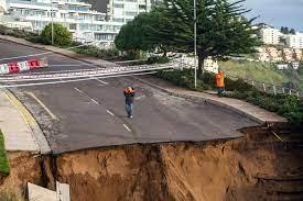 Las correntadas abrieron un socavón  en la ciudad de Viña del Mar (Chile). EFE/Cristóbal Basure