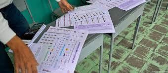 Papeletas de votación en un colegio electoral de Quito el día de las elecciones.