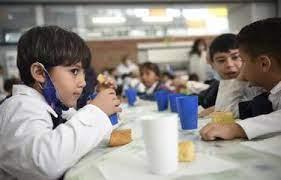 Niños en un comedor escolar