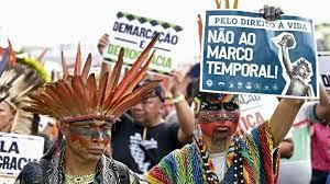 Indígenas brasileños de diferentes tribus protestan contra la Ley de Marco Temporal después de que el Tribunal Supremo de Brasil