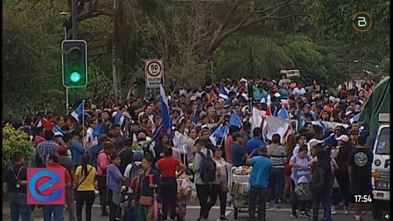 El mitin de la marcha en inmediaciones del edifico de la Gobernación cruceña.