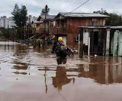 Bomberos de Rio Grande de las labores de rescate de personas tras el paso de un ciclón, en Passo Fundo 