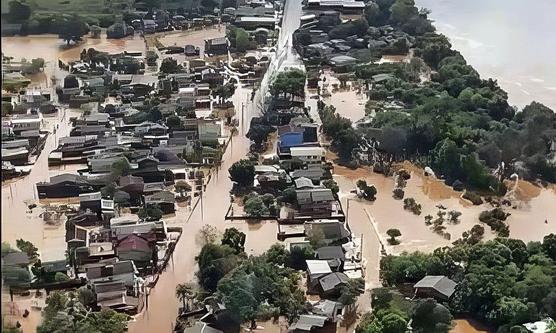 Las inundaciones destruyeron ciudades, carreteras y puentes