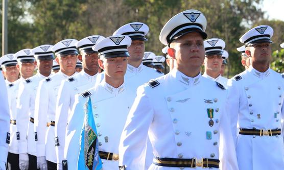 Muchos jóvenes ingresan a academias militares inspirados por su padre o abuelo.