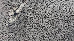 Vista aérea que muestra tierra agrietada en el embalse Paso Severino en medio de una grave sequía en Florida, Uruguay